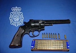 Revólver y munición intervenida por los agentes tras los hechos.