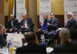 Augusto Cobos, durante su intervención este martes en el Foro GACETA junto a Félix Velasco, cofundador de Wembley Studios; Baldomero Moreno, director de ExportacIón de BEHER; Mar Olmedo, CEO de Transformadores Gedelsa; y Julián Ballestero, director de LA GACETA.