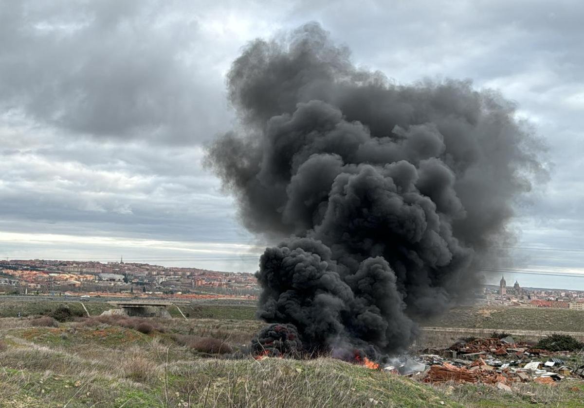 Movilización de los bomberos por un escandaloso incendio en Vistahermosa
