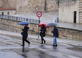 Tres personas paseando por Salamanca.