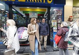 Miriam Vicente, durante la visita a un comercio.