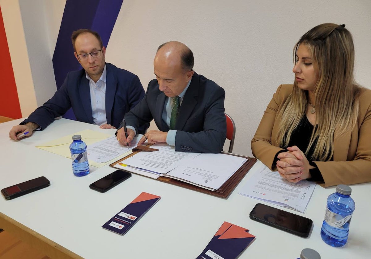 Marcos Iglesias, Ángel Agudo y Joana Veloso durante la firma del convenio.