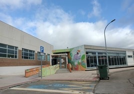 Acceso principal a la escuela infantil de Guijuelo.