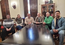 El alcalde con los concejales delegados integrantes de la comisión del Carnaval del Toro