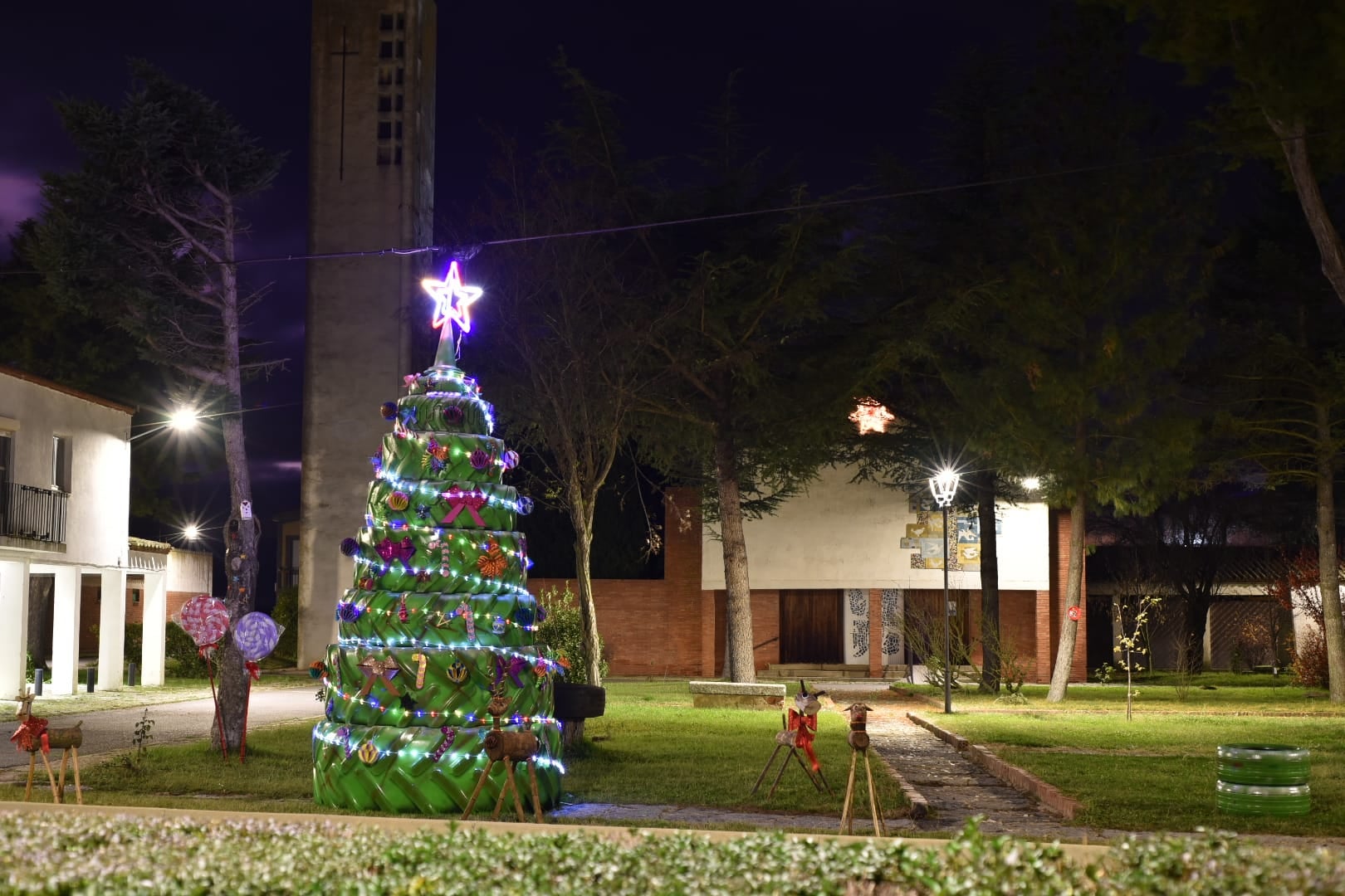 Adornos navideños creados por los vecinos para iluminar Encinas de Abajo por Navidad