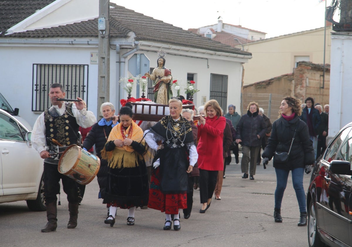 Pelabravo rinde honores a Santa Lucía