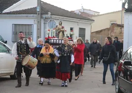 La procesión de Santa Lucía por las calles de Pelabravo