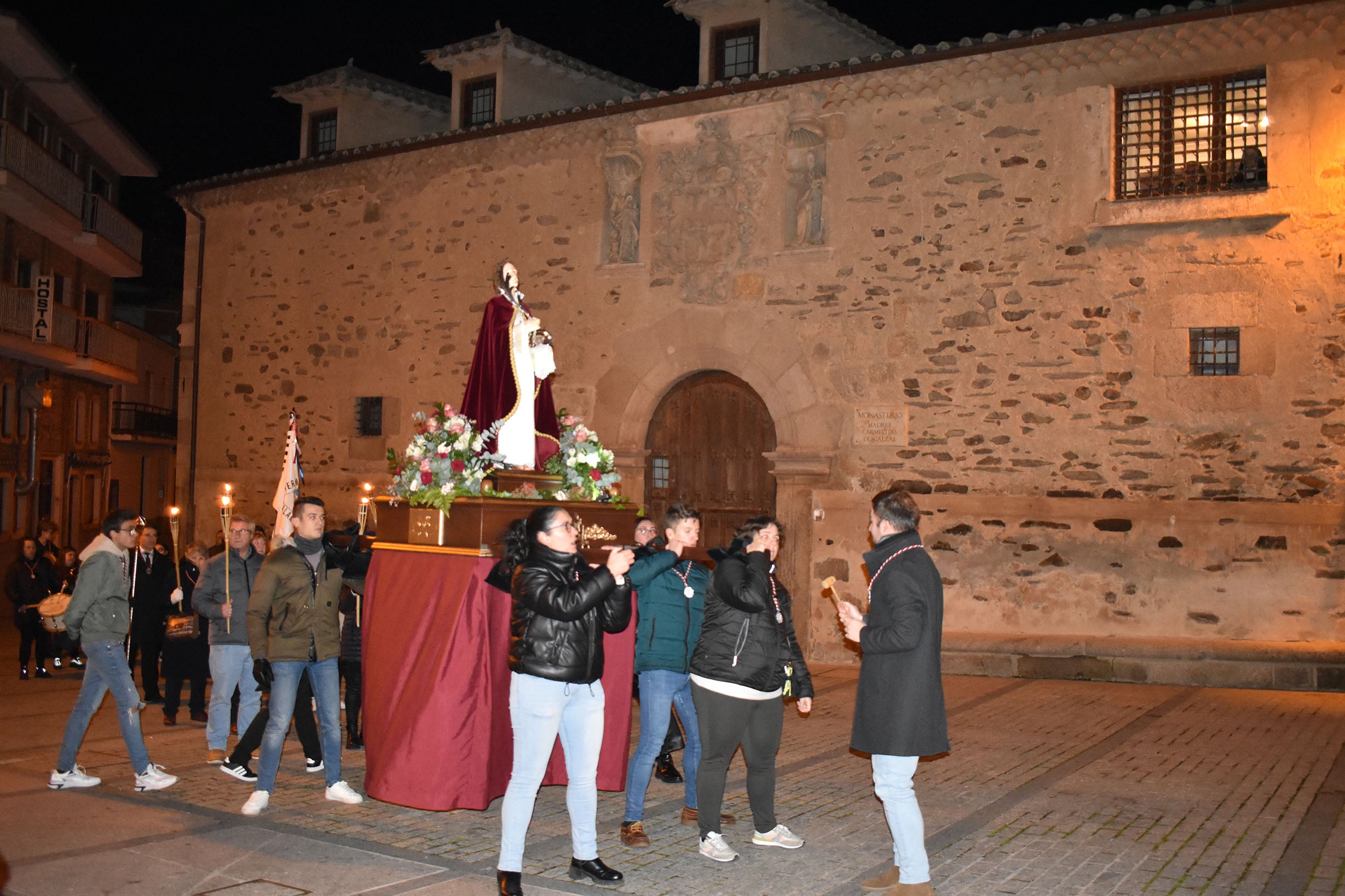 La patrona de los modistas brilla en Alba de Tormes