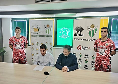 Imagen secundaria 1 - La presentación tuvo lugar en el matadero, que es uno de los patrocinadores del CD Guijuelo