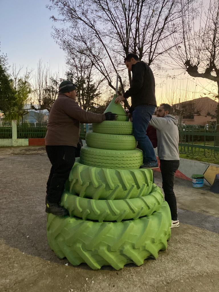 Adornos navideños creados por los vecinos para iluminar Encinas de Abajo por Navidad