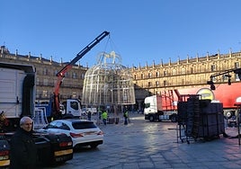 Operarios retiran la campana navideña