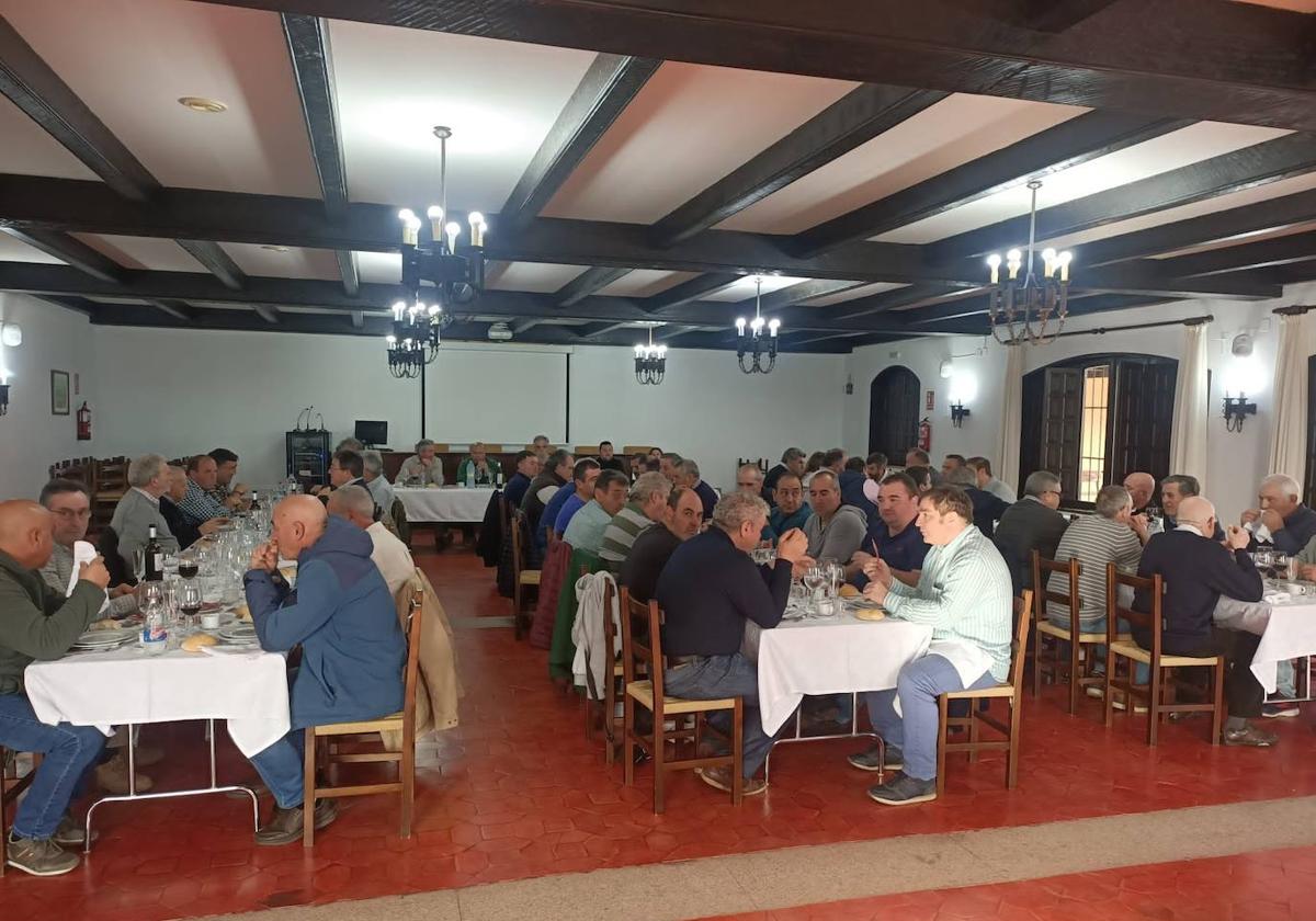 Comida de trabajadores y vocales de la Lonja que celebró la Diputación el pasado lunes en Castro Enríquez.