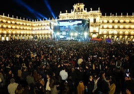 Los jóvenes disfrutando de la fiesta de djs del Fin de Año Universitario