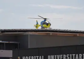 Un helicóptero medicalizado llega al Hospital de Salamanca.