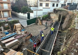 Los operarios en las labores de recuperación de la muralla medieval y el muro de El Espolón.