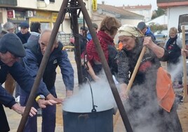 El frío mantuvo a los asistentes junto a las fogatas