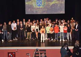 Imagen de ganadores y premiados en la gala del deporte celebrada en el teatro Cervantes de Béjar