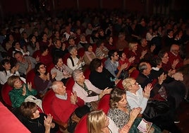 El publico llenó el patio de butacas del teatro Cervantes.