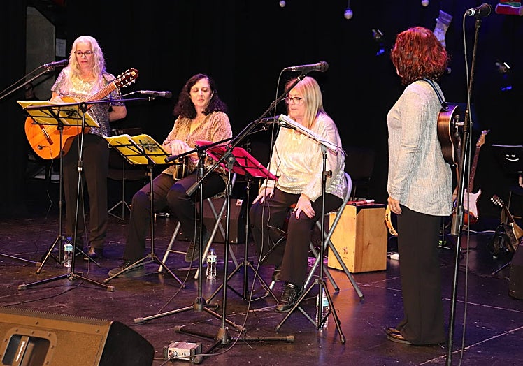 Imagen principal - El grupo Maelum abrió una gala que fue presentada por Joaquín Plaza.