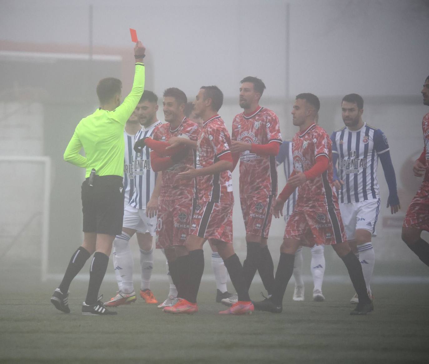 Toti ve la segunda amarilla en el minuto 44 de partido