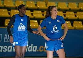 Chantel Horvat en su primer entrenamiento con el Perfumerías Avenida acompañada de Koné.