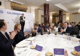 El presidente del Partido Popular regional de CyL, Alfonso Fernández Mañueco, dando un discurso en la comida de Navidad del partido en Salamanca