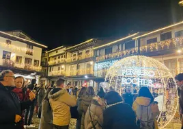 La Plaza Mayor de La Alberca abarrotada de visitantes durante el fin de semana