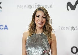 Ana Guerra posa a su llegada a la gala de entrega de los Premios Forqué.