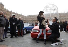 Una original petición de matrimonio sobre ruedas en la Plaza Mayor