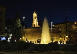 La fuente de la Puerta de Zamora suele recordar días muy especiales según el color de su iluminación.