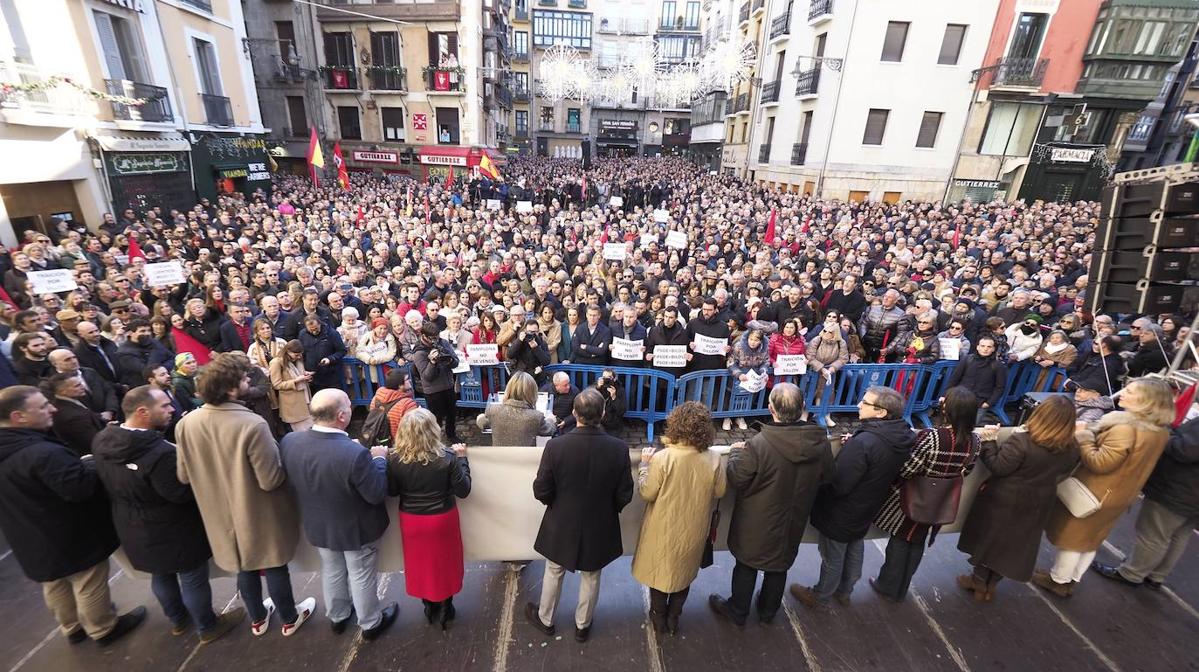 'Pamplona no se vende': miles de personas claman contra la moción de censura de PSOE y EH Bildu