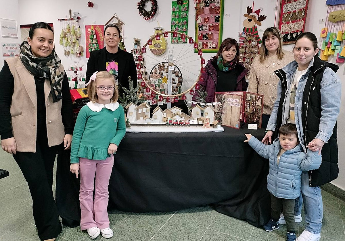 Las ganadoras, la coordinadora municipal de Cultura y el pequeño Lucas con su madre durante la entrega de premios.