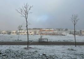 Una imagen de la nieve con la que han amanecido hoy los barrios de Tejares y Vistahermosa.