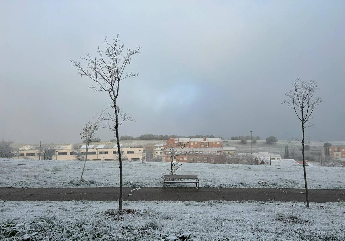 Una imagen de la nieve con la que han amanecido hoy los barrios de Tejares y Vistahermosa.