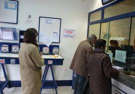 Varios clientes comprando sus boletos en una administración de Ciudad Rodrigo.