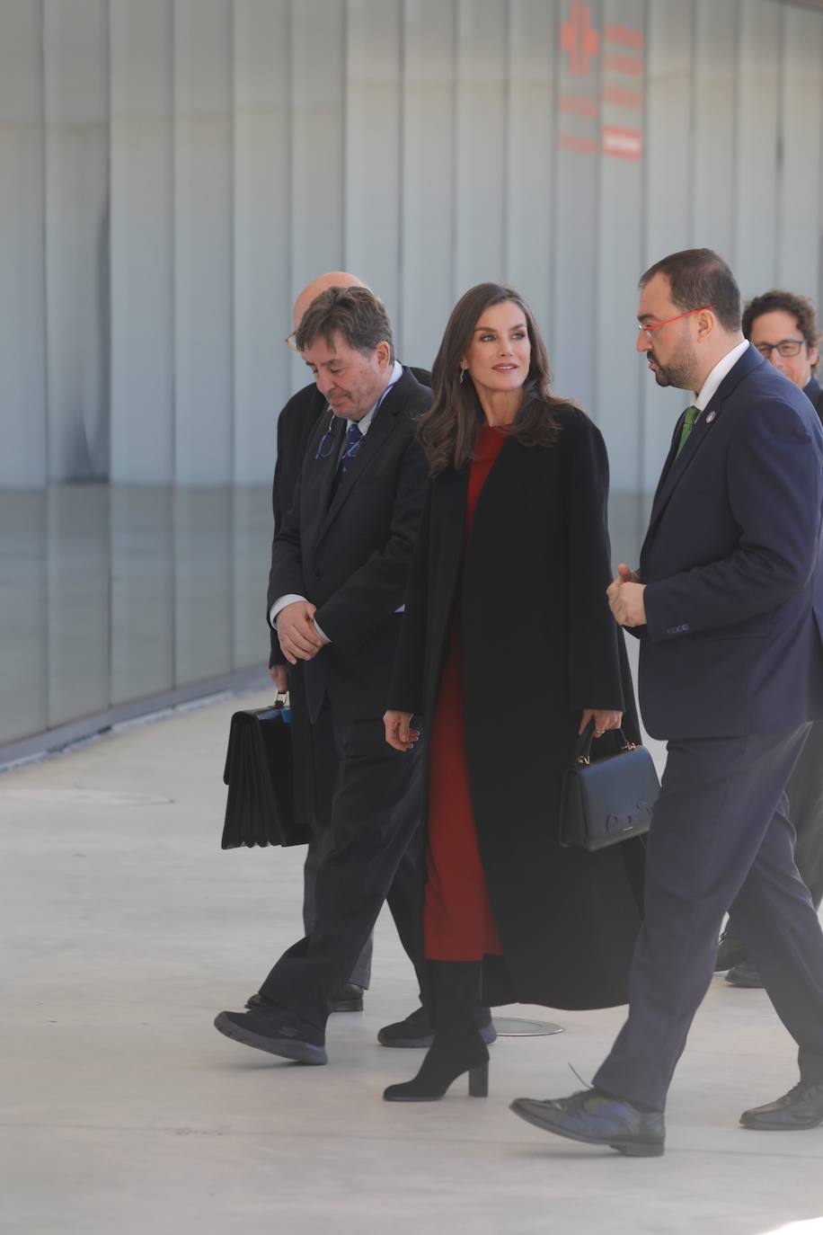 El arriesgado y comentado look de la Reina Letizia antes de Navidad