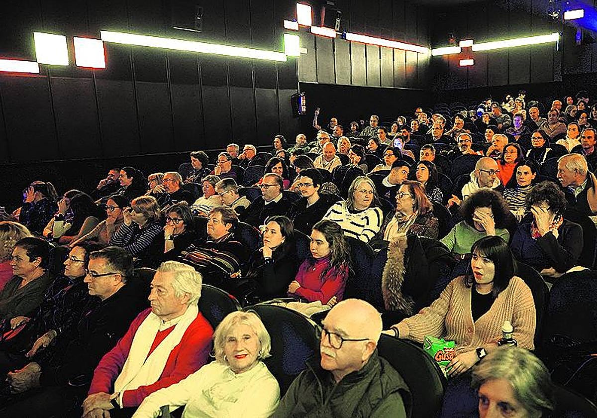 Público asistente al preestreno de 'A Fuego Lento' en Van Dyck.