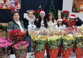 Grupo de colaboradoras en el primer mercadillo navideño solidario organizado en Babilafuente