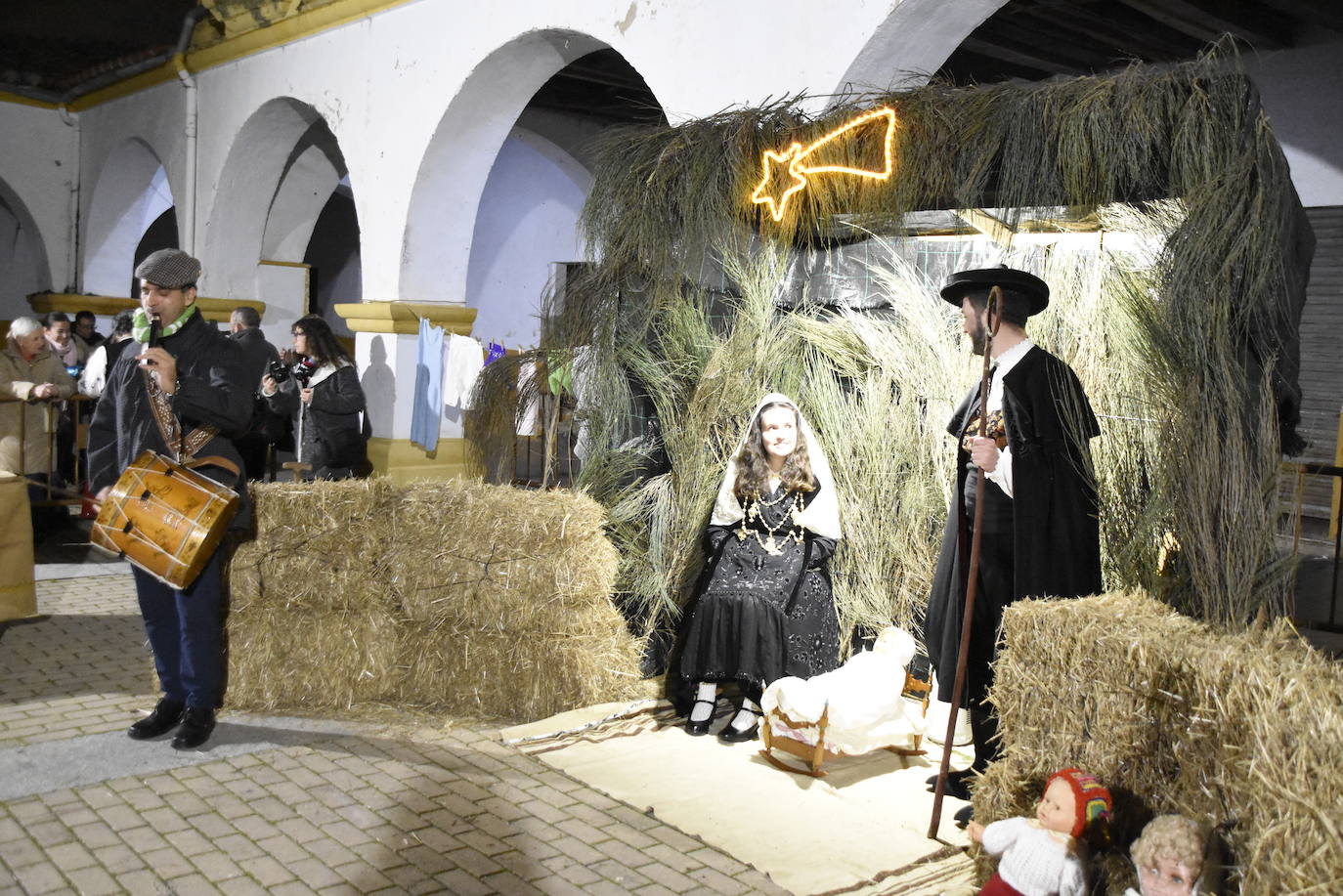 Atavíos y música tradicional en el belén de Miróbriga