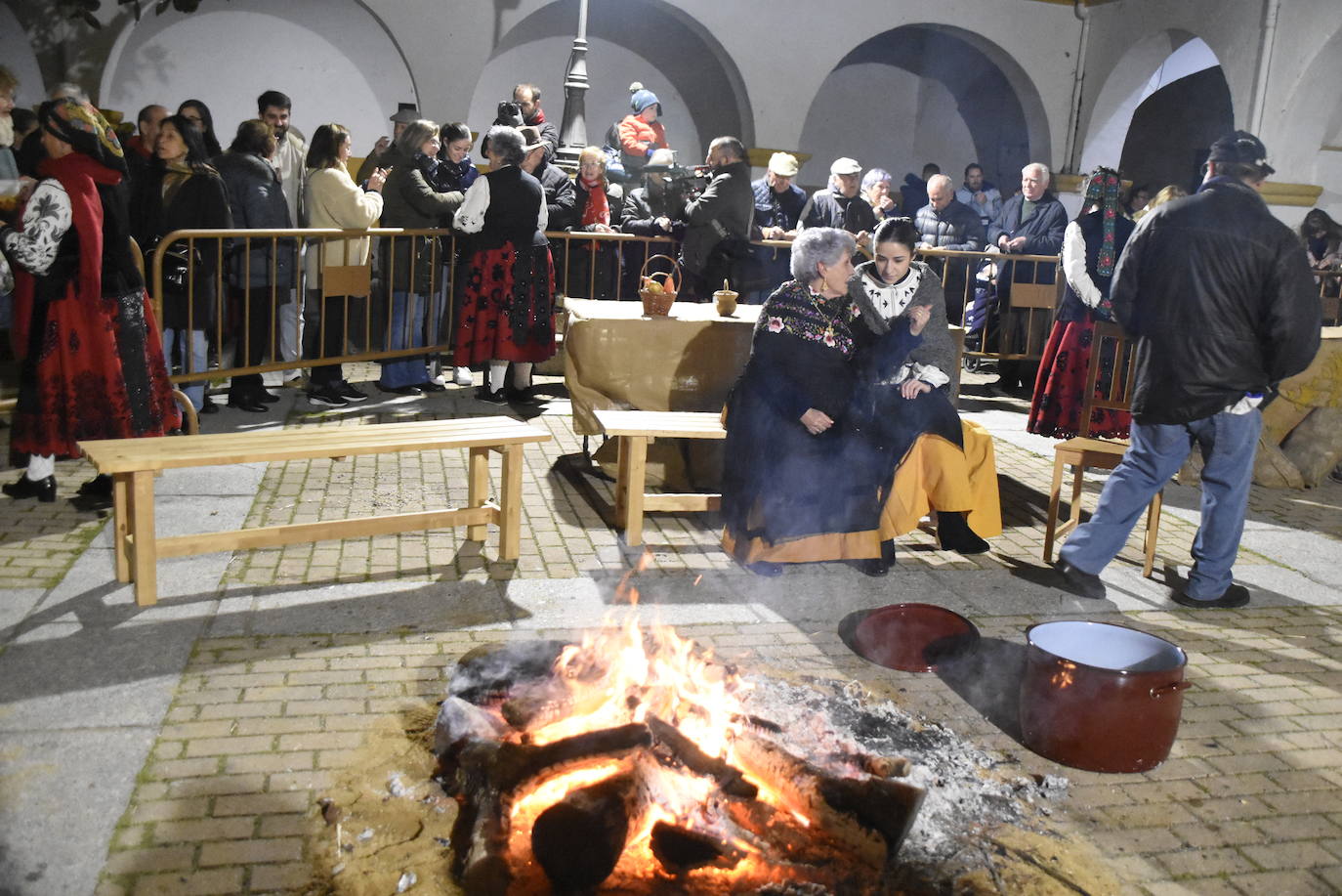 Atavíos y música tradicional en el belén de Miróbriga