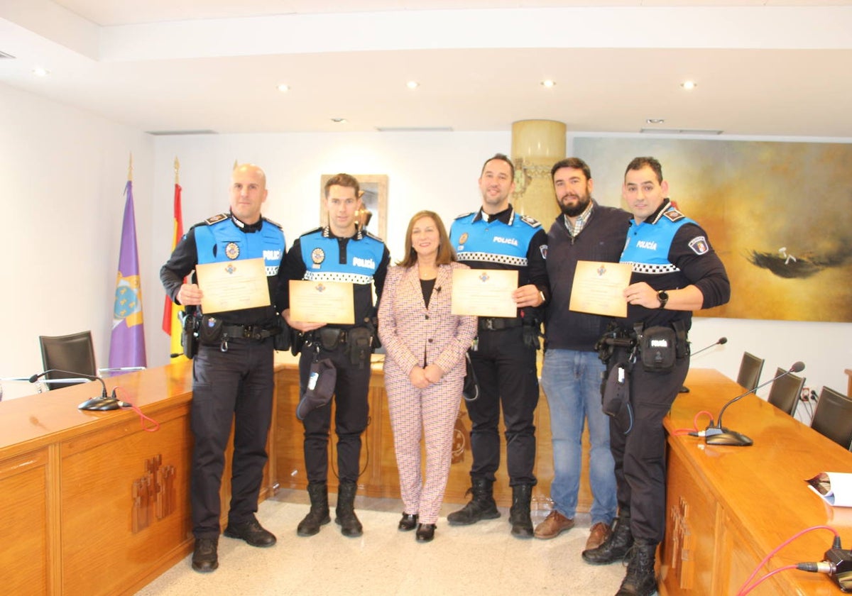 Agentes homenajeados junto a la alcaldesa, Carmen Ávila, y al concejal, Antonio Poveda.