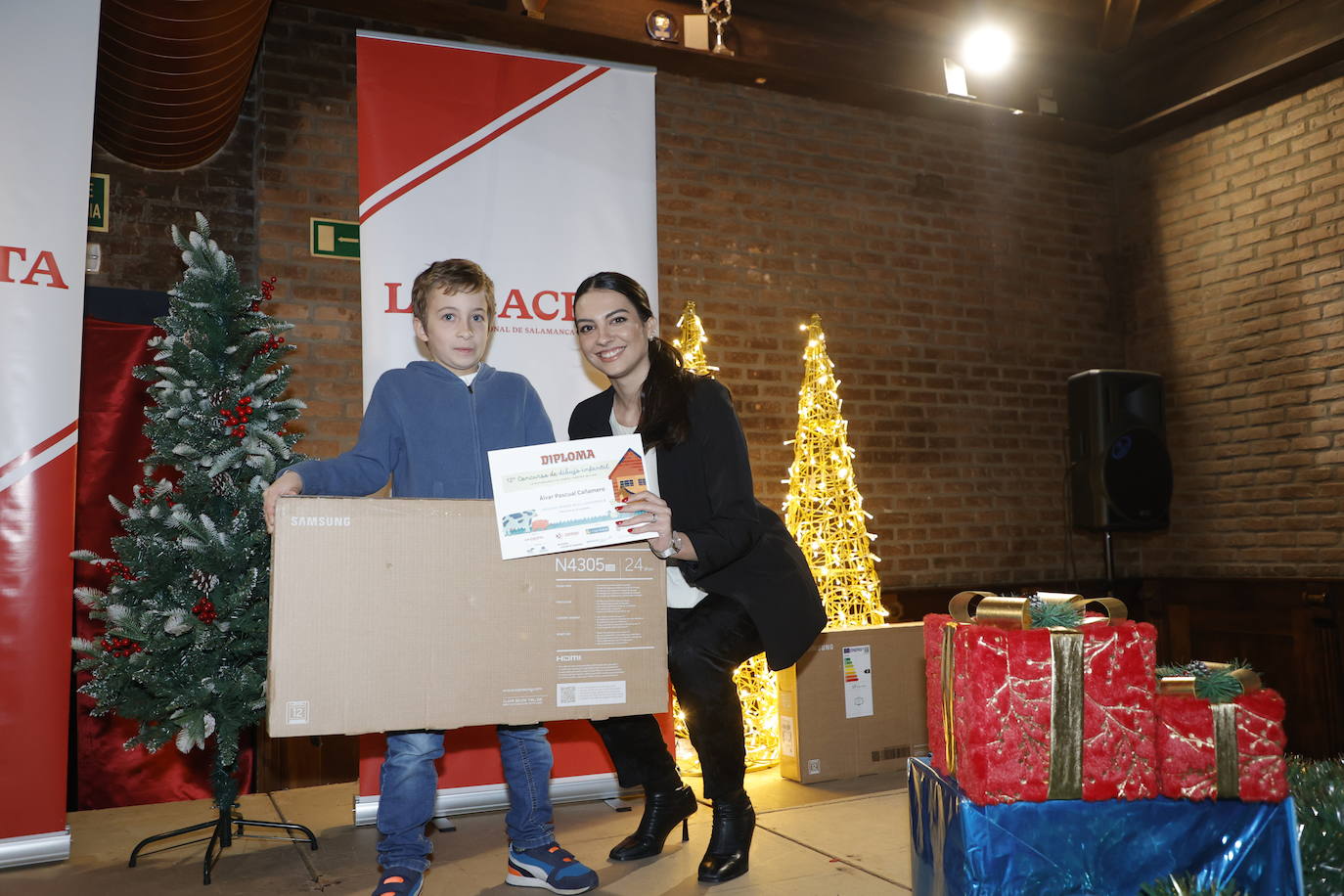 Álvar Pascual, galardonado con el segundo premio de la categoría de 3º y 4º de primaria en el XII Concurso de Dibujo Infantil de LA GACETA, es un alumno de ocho años del CRA Domingo de Guzmán. Recibió un diploma y una televisión de 24 pulgadas que entregó Andrea Moreno Martín, responsable de comunicación de Grupo Corral.