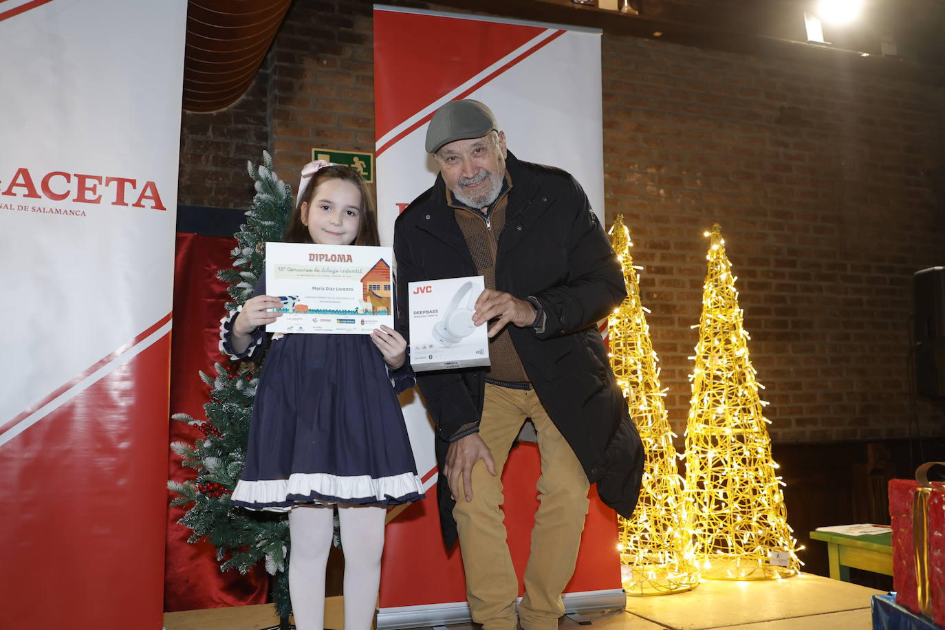 María Díaz, tercer premio en la categoría de 3º y 4º de Primaria, recibió unos auriculares y un diploma de manos de Amable Diego, artista y jurado del certamen.