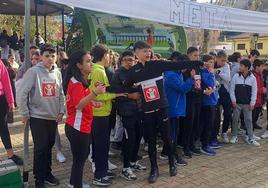 Unas 300 personas participan en la carrera solidaria en el parque municipal de Béjar