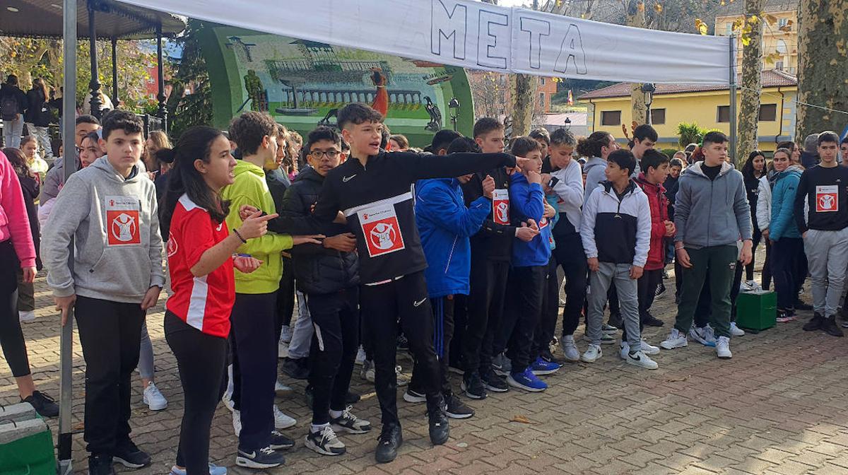 Unas 300 personas participan en la carrera solidaria en el parque municipal de Béjar