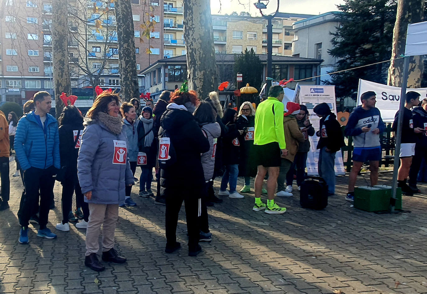 Imagen secundaria 2 - Unas 300 personas participan en la carrera solidaria en el parque municipal de Béjar