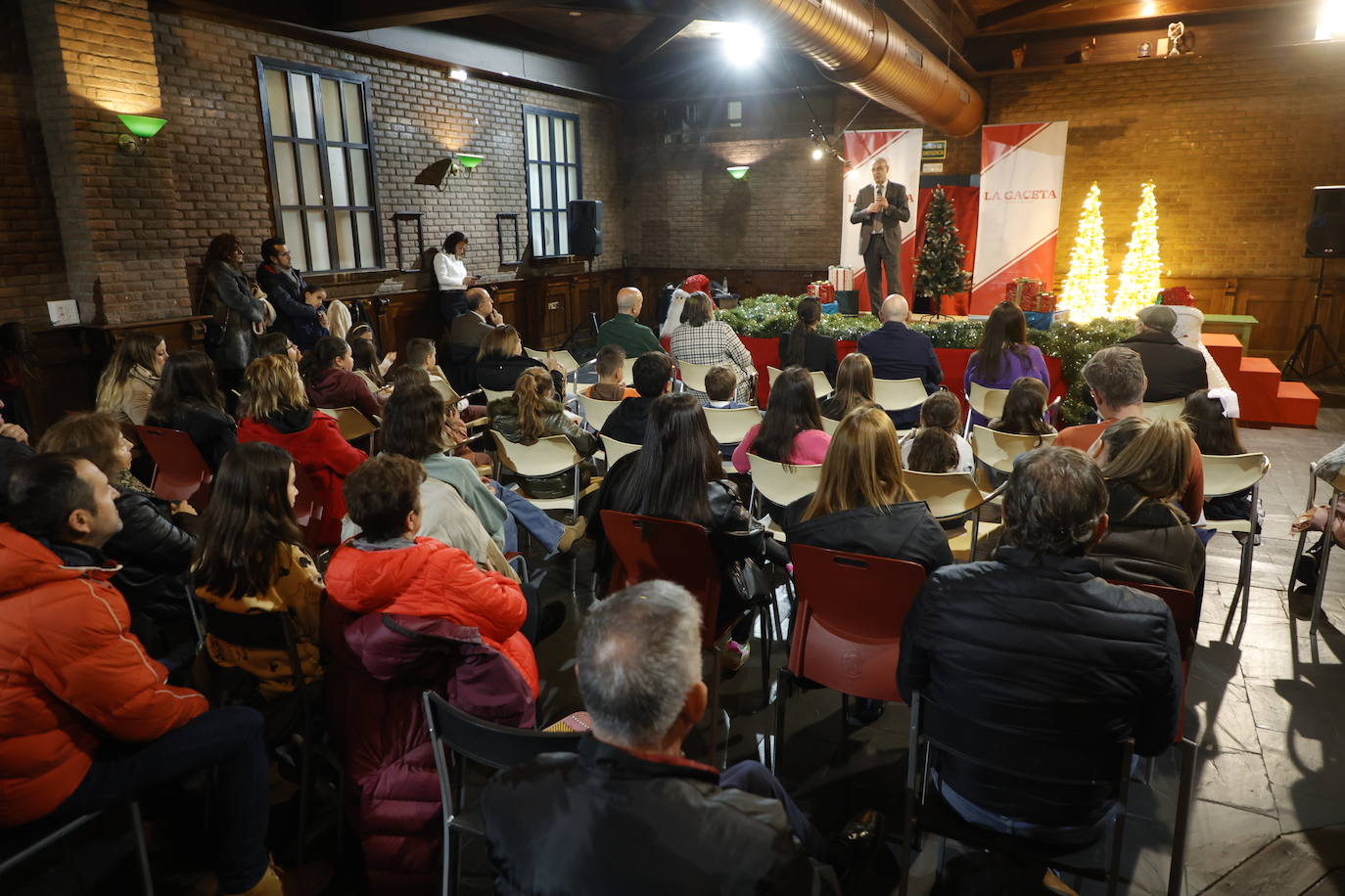 Público asistente a la entrega de premios en Vialia