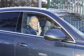 El rey Juan Carlos llega a Madrid para el cumpleaños de su hija Elena