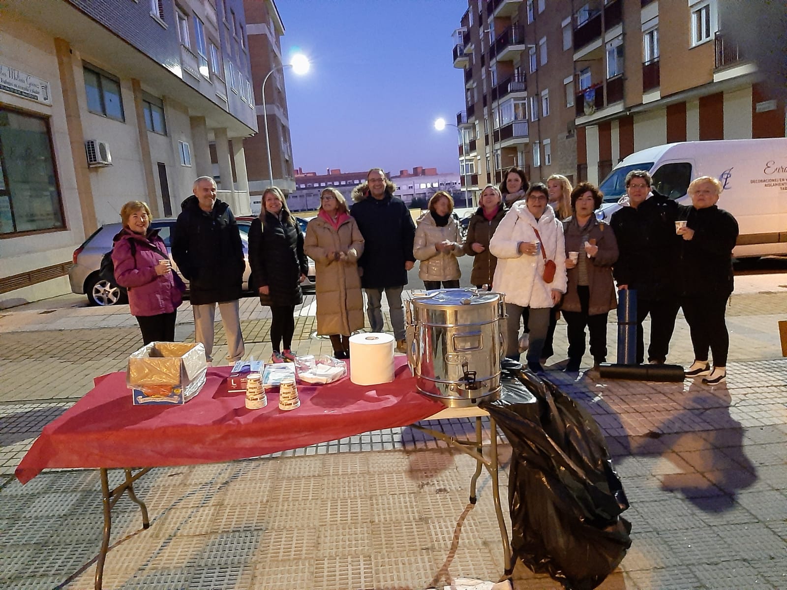 Gran chocolatada de los vecinos de Comuneros para dar la bienvenida a la Navidad