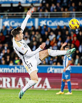Brahim, controlando el cuero.